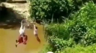 Viral Siswa SD di Riau Bergantungan di Keranjang Seberangi Sungai, Ternyata...