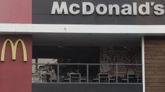 Pengunjung menikmati hidangan di gerai restoran cepat saji McDonald's Raden Saleh, Jakarta, Kamis (10/6/2021). [Suara.com/Angga Budhiyanto]