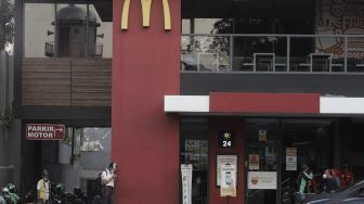 Suasana gerai restoran cepat saji McDonald's Raden Saleh yang dibuka kembali di Jakarta, Kamis (10/6/2021). [Suara.com/Angga Budhiyanto]