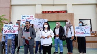 Tertipu Arisan Puluhan Juta, Belasan Ibu-Ibu Demo ke Pengadilan Negeri Bantul