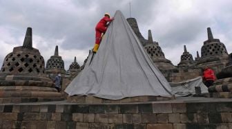 Petugas Balai Konservasi Borobudur (BKB) membuka terpaulin penutup stupa candi Borobudur Magelang, Jawa Tengah, Kamis (10/6/2021). ANTARA FOTO/Anis Efizudin