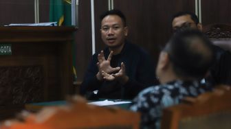 Tim Kuasa Hukum Kena Covid-19, Vicky Prasetyo Minta Sidang Pledoi Ditunda