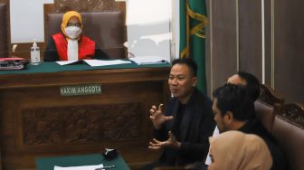 Presenter Vicky Prasetyo saat menjalani sidang lanjutan kasus pencemaran nama baik dengan mantan istrinya, Angel Lelga di Pengadilan Negeri Jakarta Selatan, Kamis (10/6/2021). [Suara.com/Alfian Winanto]