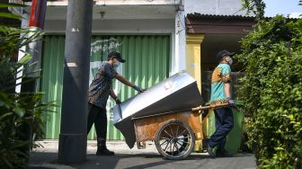 Petugas Dinas Lingkungan Hidup DKI Jakarta membawa sampah elektronik milik warga di kawasan Cempaka Putih, Jakarta, Kamis (10/6/2021).  ANTARA FOTO/Galih Pradipta