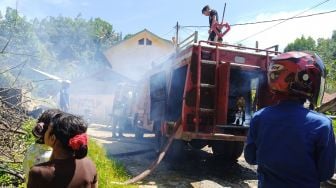 Warga Panik, Gunung Setan Terbakar Siang Bolong