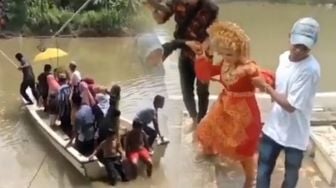 Perjuangan Mempelai Wanita Diarak Warga Seberangi Sungai Naik Perahu