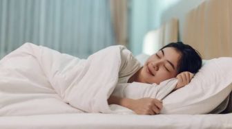 Istri Pura-pura Tidur Pas Suami Pulang Kerja, Tingkahnya Bikin Jomblo Meringis