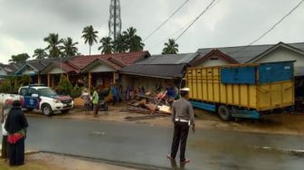 Sopir Salah Injak Pedal Gas, Truk Ekspedisi Seruduk Ruko dan Klinik Dokter