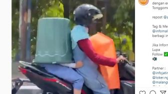 Kocak! Bukannya Pakai Helm, Aksi Ibu-ibu di Malang Tutupi Kepala Anaknya dengan Ember