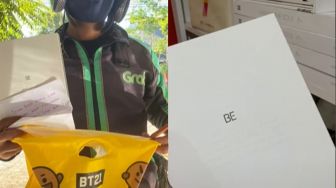 Driver Ojol Rela Antre BTS Meal, Penggemar Beri Album BTS Terbaru
