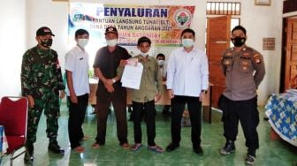 Babinsa Toho Dampingi Penyaluran BLT-DD di Desa Suak Barangan