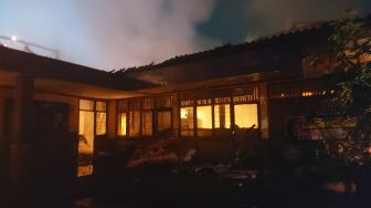 Malam-malam Kantor Desa Bitung Jaya Kab. Tangerang Terbakar Hebat