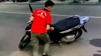 Takjub! Aksi Tukang Parkir Pakai Teknik Unik Pindahkan Motor