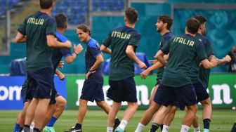 Para pemain Italia melakukan sesi latihan di Stadion Olimpiade di Roma, Italia, Kamis (10/11). Filippo MONTEFORTE / AFP