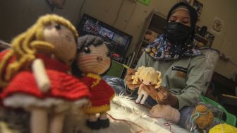 Perajin membuat boneka rajut di Susancrafts, Cilodong, Depok, Jawa Barat, Jumat (11/6/2021).  ANTARA FOTO/Asprilla Dwi Adha
