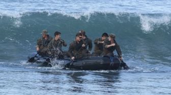 Prajurit United States Marines Corps Reconnaissance Unit berlatih dayung tembus gelombang dalam Latihan Bersama Reconex 21-II bersama Prajurit Batalyon Intai Amfibi (Yontaifib) Korps Marinir TNI AL di Pusat Latihan Pertempuran Marinir (Puslatpurmar) 7 Lampon, Banyuwangi, Jawa Timur, Jumat (11/6/2021).  ANTARA FOTO/Budi Candra Setya