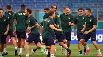 Para pemain Italia melakukan sesi latihan di Stadion Olimpiade di Roma, Italia, Kamis (10/11). Filippo MONTEFORTE / AFP