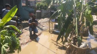 Kubangan Besar Tak Kunjung Diperbaiki, Warga Ini Jadikan Kolam Pancing