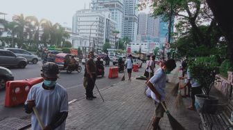 Terciduk Tarik Pungli dari Pengendara, Puluhan Preman di Medan Dihukum Sapu Jalan