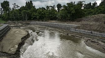 Kondisi Kali Kabur Arsopura yang dipasangi talud jaring di Kabupaten Keerom, Papua, Sabtu (12/06/2021). [ANTARA FOTO/Indrayadi TH]