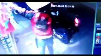 Viral! Bandit Jalanan Jarah Kerupuk dan Sepeda Motor Pakai Golok