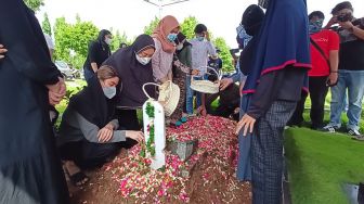 Ayah Hilda Vitria Meninggal, Sudah Lama Sakit