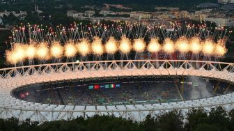 Pemandangan pertunjukan kembang api di Stadion Olimpico, Roma, dari kejauhan, saat upacara pembukaan turnamen sepak bola Euro 2020, jelang laga perdana antara Turki vs Italia, Jumat (11/6/2021) malam waktu setempat atau Sabtu dini hari WIB. [Alberto PIZZOLI / AFP]