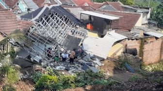 Hujan Deras, 3 Rumah di Tangsel Hancur Diterjang Longsoran Turap