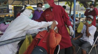 Petugas kesehatan melakukan tes Antigen kepada penumpang kapal saat penyekatan di Dermaga Penyeberangan Ujung (Surabaya)-Kamal (Madura), Surabaya, Jawa Timur, Jumat (11/6/2021). [ANTARA FOTO/Didik Suhartono]