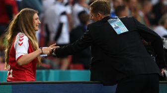 Sabrina Kvist Jensen istri gelandang Denmark Christian Eriksen,  menangis setelah melihat Eriksen pingsan selama pertandingan sepak bola Grup BEURO 2020 antara Denmark melawan Finlandia di Stadion Parken di Kopenhagen, Sabtu (12/6).  Jonathan NACKSTRAND / AFP / POOL
