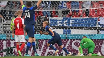 Pemain depan Finlandia Joel Pohjanpalo mencetak gol pembuka selama pertandingan sepak bola Grup B EURO 2020 antara Denmark melawan Finlandia di Stadion Parken di Kopenhagen, Sabtu (12/6).  HANNAH MCKAY / POOL / AFP