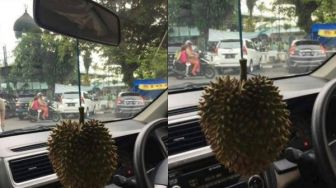 Astaga! Viral Durian Digantung Jadi Pengharum Mobil, Penampakannya Meresahkan