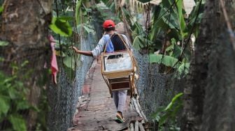 Jembatan Gantung Tidak Layak di Srengseng Sawah