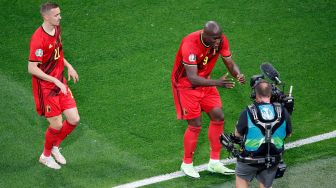 Pemain depan Belgia Romelu Lukaku (kiri) merayakan di depan kamera setelah mencetak gol pertama timnya selama pertandingan sepak bola Grup B EURO 2020 antara Belgia melawan Rusia di Stadion Saint Petersburg di Saint Petersburg, Rusia, Minggu (13/6) dini hari WIB.  ANTON VAGANOV / AFP