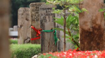 Makam - makam di area khusus Covid-19 yang diberi penanda kain di TPU Srengseng Sawah, Jakarta Sekatan, Minggu (13/6/2021). [Suara.com/Alfian Winanto]