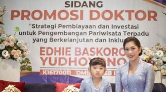 Intip 8 Gaya Aliya Rajasa Dampingi Ibas Yudhoyono Sidang S3, Family Goals!
