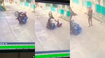 Viral CCTV Tukang Galon Jumping Gara-gara Beban Berat, Warganet Protes Keras