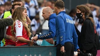 Sabrina Kvist Jensen istri gelandang Denmark Christian Eriksen, terkejut setelah melihat Eriksen pingsan selama pertandingan sepak bola Grup BEURO 2020 antara Denmark melawan Finlandia di Stadion Parken di Kopenhagen, Sabtu (12/6).  Jonathan NACKSTRAND / AFP / POOL
