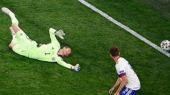 Penjaga gawang Rusia Anton Shunin (kiri) mencoba untuk menghentikan gol bek Belgia Thomas Meunier selama pertandingan sepak bola Grup B EURO 2020 antara Belgia melawan Rusia di Stadion Saint Petersburg di Saint Petersburg, Rusia, Minggu (13/6). dinih hari WIB. 
ANTON VAGANOV / AFP / POOL


