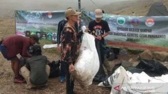 Waduh, Relawan Gabungan Angkut Satu Ton Lebih Sampah dari Gunung Gede-Pangrango