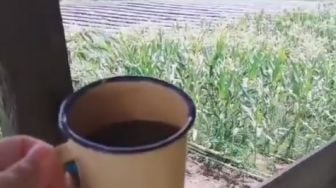 Lagi Asyik Ngevlog Minum Kopi di Balkon, Emak Panik Anak Nyemplung Empang