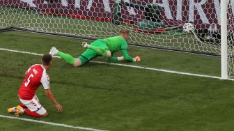 Kiper Denmark Kasper Schmeichel (belakang) kebobolan selama pertandingan sepak bola Grup B EURO 2020 antara Denmark melawan Finlandia di Stadion Parken di Kopenhagen, Sabtu (12/6). WOLFGANG RATTAY / AFP / POOL