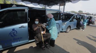 Vaksinator menyuntikkan vaksin COVID-19 kepada penyandang disabilitas di Pool Bluebird Kramat Jati, Jakarta, Senin (14/6/2021). [Suara.com/Angga Budhiyanto]