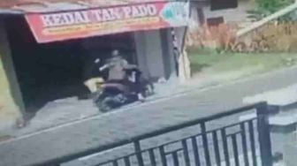 Aksi Heroik Emak-emak di Bukittinggi Gagalkan Pencurian Terekam CCTV