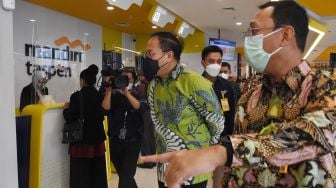 Wakil Menteri II BUMN Kartika Wirjoatmodjo (kedua kanan) didampingi Direktur Utama Bank Mandiri Taspen (Bank Mantap) Elmaber P. Sinaga (kanan) meninjau pelayanan disela peresmian pengoperasian Graha Mantap di Jl Proklamasi, Menteng, Jakarta, Senin (14/6/2021).  ANTARA FOTO/Indrianto Eko Suwarso