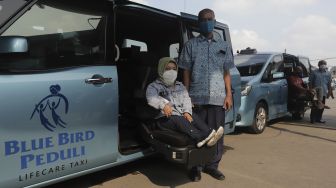 Penyandang disabilitas menunggu untuk mendapatkan vaksin COVID-19 di Pool Bluebird Kramat Jati, Jakarta, Senin (14/6/2021). [Suara.com/Angga Budhiyanto]