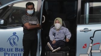 Penyandang disabilitas menunggu untuk mendapatkan vaksin COVID-19 di Pool Bluebird Kramat Jati, Jakarta, Senin (14/6/2021). [Suara.com/Angga Budhiyanto]