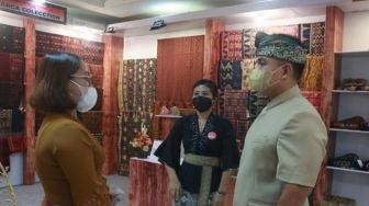 Pesta Kesenian Bali (PKB) Semoga Jadi Kebangkitan UKM Perajin Songket Jembrana