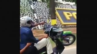 Viral Remaja Standing Depan Polda Kepri, Berakhir Nangis Saat Ditilang