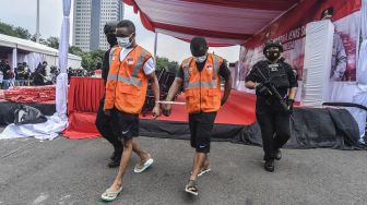 Tersangka digiring petugas usai dihadirkan saat pengungkapan kasus narkoba di Polda Metro Jaya, Jakarta, Senin (14/6/2021). ANTARA FOTO/Muhammad Adimaja
